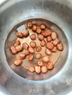Make Lotus peanut chop soup step 0