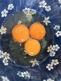 Make Tomato fried eggs step 1