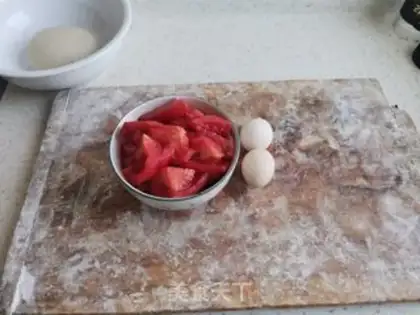 Make Tomato egg noodles and soup step 1
