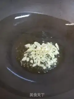 Make Garlic chicken juice and blue flowers step 2
