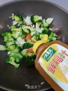 Make Garlic chicken juice and blue flowers step 4