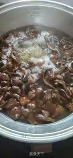 Make Pork celery, skating mushrooms step 2