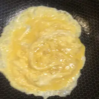 Make cucumber fried eggs step 1