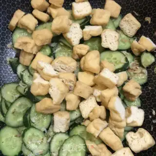 Make cucumber fried eggs step 6