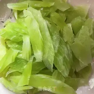 Make walnut oil fried chips step 2
