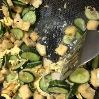 Make cucumber fried eggs step 8