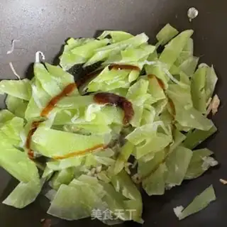Make walnut oil fried chips step 5
