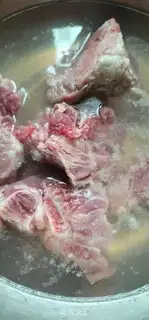 Make Chelsea corn and pork soup step 1