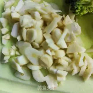 Make Garlic broccoli step 1