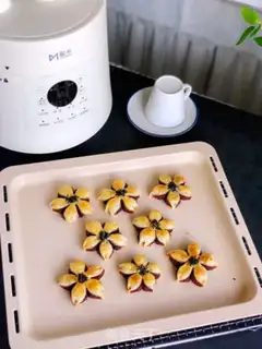 Make "Hand-and-cake peach blossoms." step 6