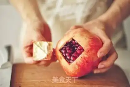 Make One minute of pomegranate juice step 1