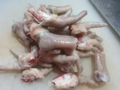 Make Four seasons of chicken claws step 1