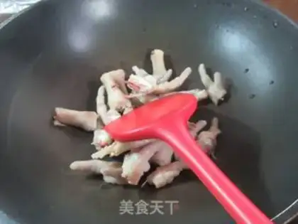 Make Four seasons of chicken claws step 2