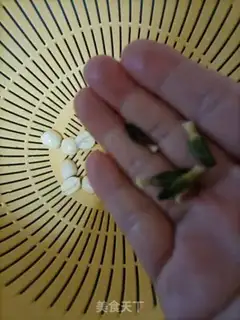 Make Little rice-tree lilies step 1