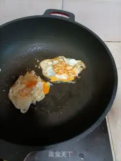 Make Egg soup for a white radish fan step 1