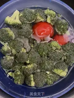 Make Tomato eggs and blue flowers step 1