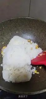Make Chicken pelt egg fried rice step 3