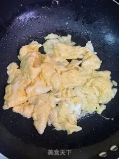 Make Tomato eggs and blue flowers step 5