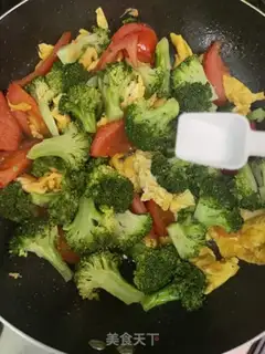 Make Tomato eggs and blue flowers step 9