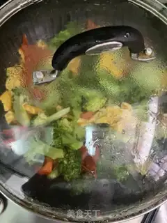 Make Tomato eggs and blue flowers step 11