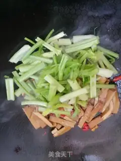 Make Celery fried dry step 4