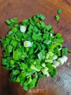 Make Duck eggs and garlic flowers step 1