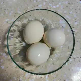 Make Duck eggs and garlic flowers step 2