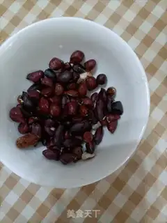Make Black peanut pig soup step 0