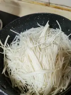 Make Rhods with golden needle mushrooms step 1
