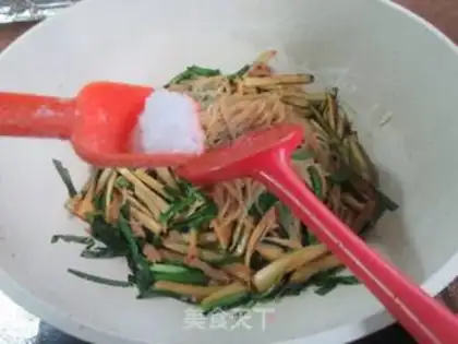 Make The gravy is white and the tacos step 10