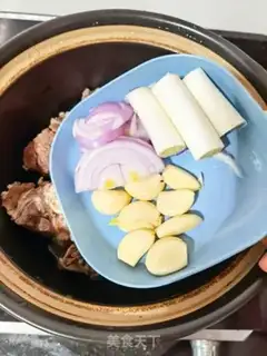 Make Korean steak soup step 1