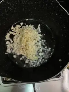 Make All-powerful garlic sauce step 1
