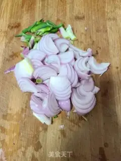 Make Suffering onion fried eggs step 1