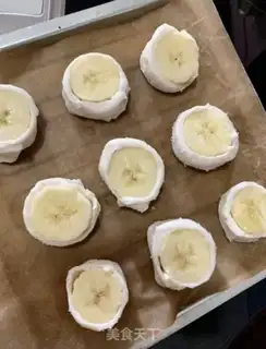 Make Hand-picked banana rolls step 3