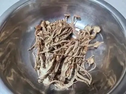 Make Tea mushroom fried meat step 1