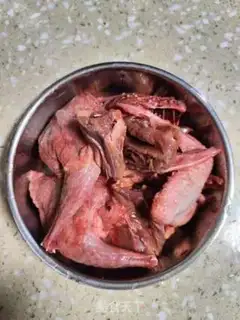 Make Three or seven tons of pigeon soup step 1