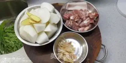 Make White radish steak soup step 0