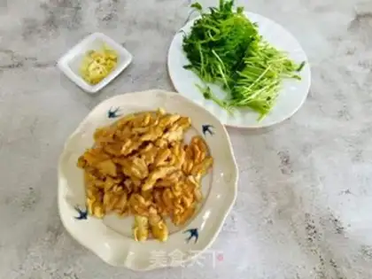 Make Peas with walnuts step 1