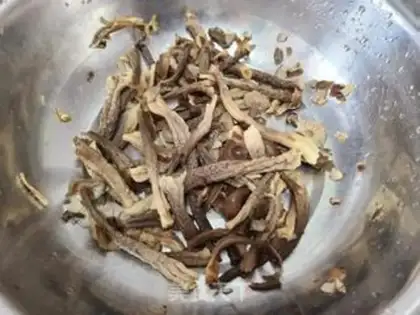 Make Moose mushroom chicken noodles step 1
