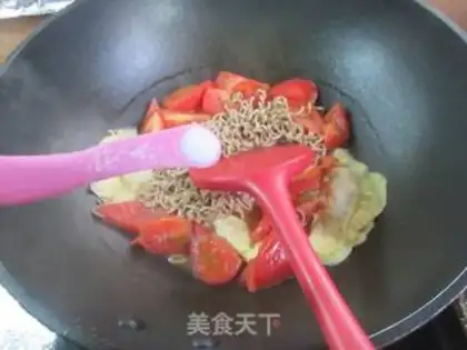 Make Egg dumpling ketchup noodles step 4