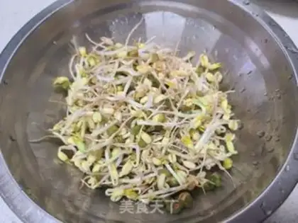 Make Cabbage and green bean sprouts step 1
