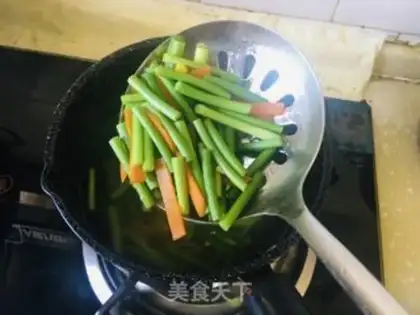 Make Garlic carrots step 0