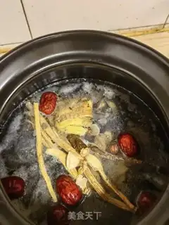 Make Chinese medicine and chicken stew step 5