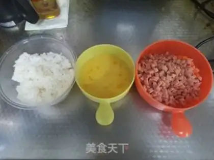 Make Ham eggs for rice step 1