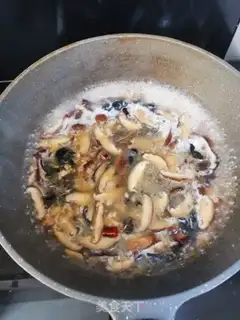 Make South Mud Bay mushroom noodles step 8