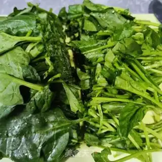 Make Spicy spinach step 1