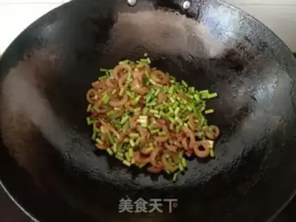 Make Garlic fried pig skin step 4