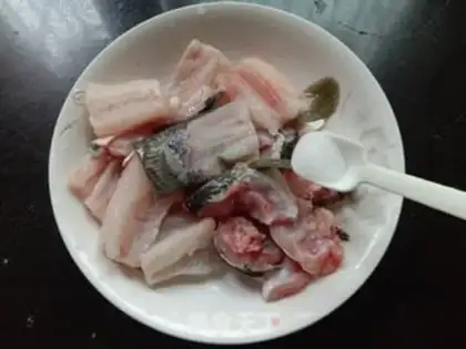 Make Spicy black fish bones step 1