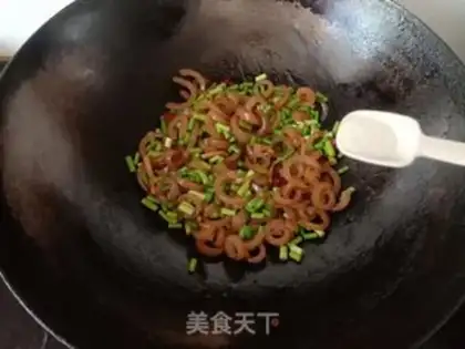 Make Garlic fried pig skin step 5