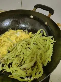 Make Eggs and guacamole step 6